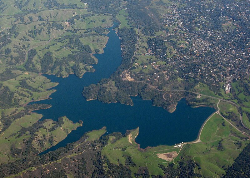 پرونده:Aerial view of Briones Reservoir in California.jpg