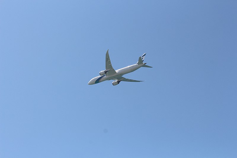 File:Air Force Fly By on Tel Aviv Beach 2018 IMG 7820.JPG