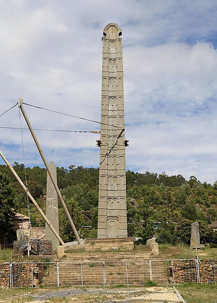 File:Aksum, stele 3 detta di re ezana, l'unica mai crollata 04.jpg