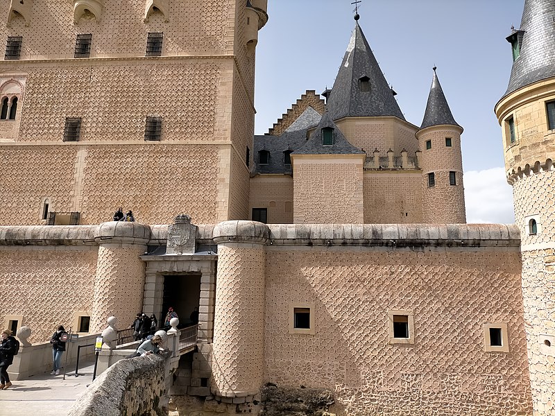 File:Alcázar de Segovia en marzo de 2022 08.jpg