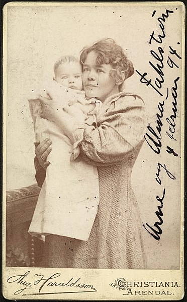 File:Alma Fahlstrøm med sønnen Arne - 1894 - August Haraldsson - Oslo Museum - TM.T04019.jpg