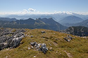 Blick vom Schönberg (Wildenkogel) auf den Augstkamm, Dachstein im Hintergrund rechts – davor der Sarstein