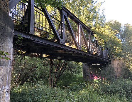 Alte Eisenbahnbrücke im Stadtpark Rotehorn