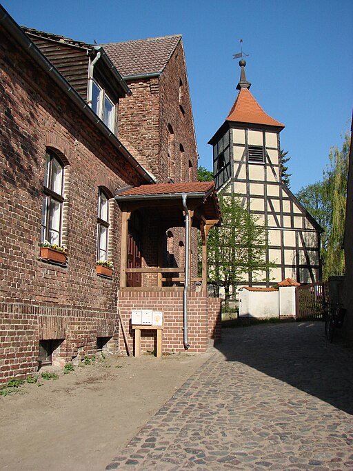 Alte Schule in Bergholz und Kirche 2009