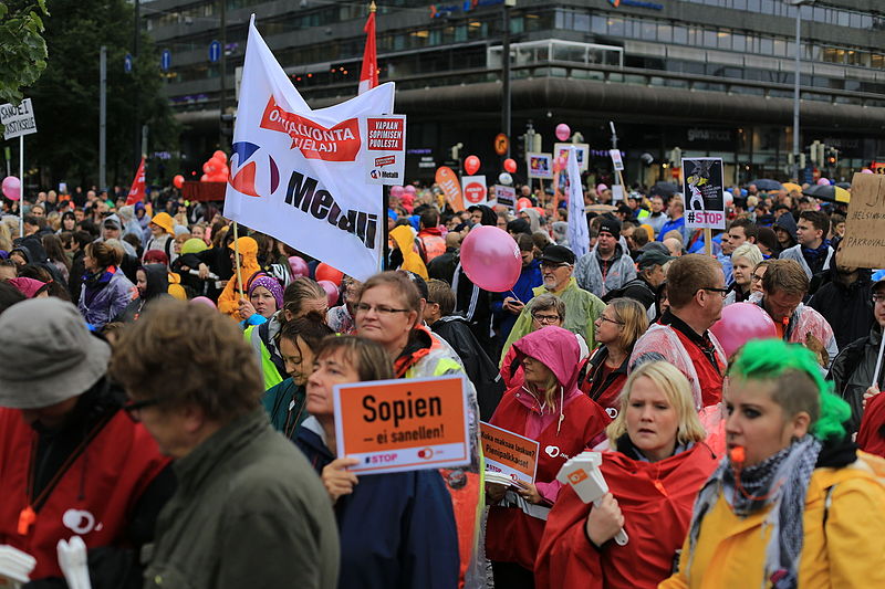 Tiedosto:Antigovernment protest helsinki 2015.JPG