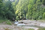 Der Necker ist unterhalb der Brücke wild und wird gerne zum Baden verwendet