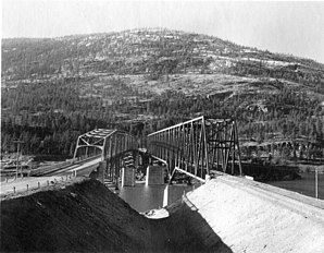 Die fertigen Brücken Ende 1941, alte entfernt (links Straßen­brücke, Blick nach West)