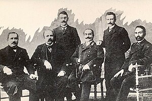 Сидят справа налево: Гурбанали Шарифзаде[азерб.], Султан Меджид Ганизаде, Джалил Мамедкулизаде и Алискандер Джафарзаде[азерб.]. Стоят справа налево: Омар Фаик Неманзаде и Гамзат-бек Габулов[азерб.]. Конец XIX века