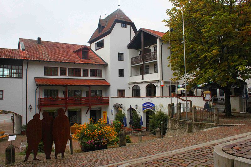 File:Bad Griesbach Brunnenplatz.JPG