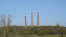 Fil: Muldenstein Railway Power Plant, sprænger skorstene.ogv