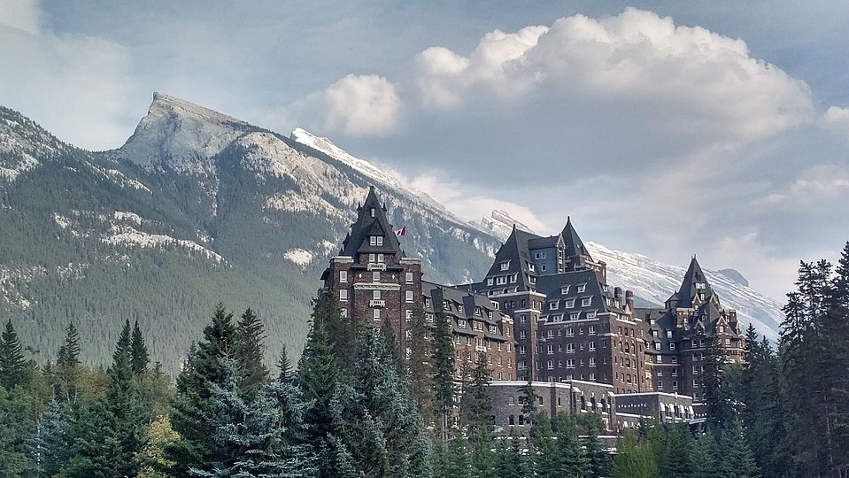 Канадская провинция 7. Отель Banff Springs, Альберта, Канада. Fairmont Банф Канада. Отель Fairmont Banff. Fairmont Banff Spring Hotel, провинция Альберта, Канада.