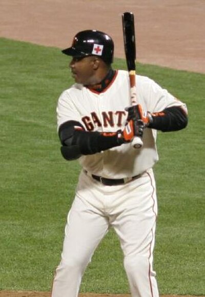 Barry Bonds hit a solo home run in the second inning that gave the Giants the winning margin in Game 1.