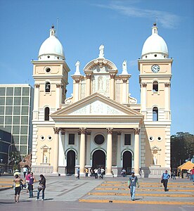 Basílica de la Chiquinquirá - Fachada 01.JPG