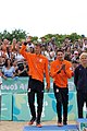 Deutsch: Beachvolleyball bei den Olympischen Jugendspielen 2018; Tag 11, 17. Oktober 2018; Jungen, Medaillenzeremonie - Gold: Schweden (David Åhman & Jonatan Hellvig), Silber: Niederlande (Matthew Immers & Yorick de Groot), Bronze: Argentinien (Bautista Amieva & Mauro Zelayeta) English: Beach volleyball at the 2018 Summer Youth Olympics at 17 October 2018 – Boys Victory ceremony - Gold: Sweden (David Åhman & Jonatan Hellvig), Silver: Netherlands (Matthew Immers & Yorick de Groot), Bronze: Argentina (Bautista Amieva & Mauro Zelayeta)