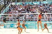 Deutsch: Beachvolleyball bei den Olympischen Jugendspielen 2018; Tag 9, 15. Oktober 2018; Mädchen, Viertelfinale: USA-Spanien 2–1 (21–19/17–21/15–9) English: Beach volleyball at the 2018 Summer Youth Olympics at 15 October 2018 – Girls Quarterfinals: USA-Spain 2–1 (21–19/17–21/15–9)