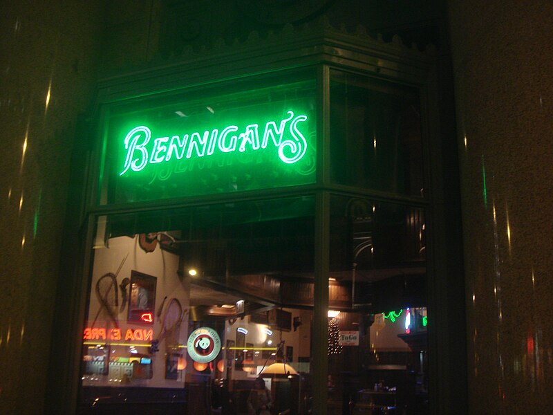 File:Bennigan's is Open for Business - Michigan Avenue, Chicago.jpg