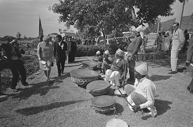 File:Bezoek aan Axum, Ethiopië, koningin Juliana bij orkestje, Bestanddeelnr 922-0682.jpg