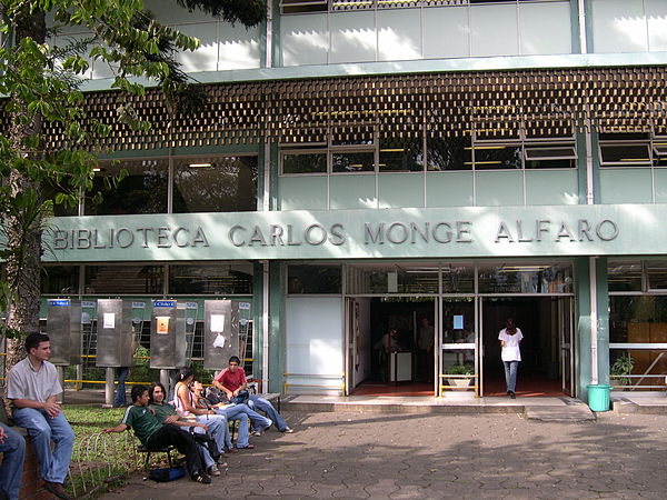 Carlos Monge Library, a library on the main campus in San Pedro.