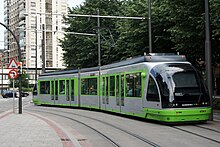 Gezicht op een tram van Urbos 1 in Bilbao, gebogen.