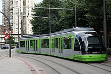 Vedere a unui tramvai Urbos 1 din Bilbao, curbat.