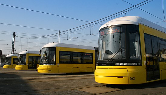 Транспорт западной. Berlin tram. Общественный транспорт Берлина. Трамвайная линия m1 Берлин. Adtranz Low Floor tram.