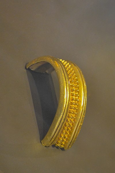 File:Brazalete de oro del tipo Villena-Estremoz - M.A.N.jpg