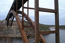 D'une longueur de 274 m, le pont de la rivière Eastmain est l'un des 12 ponts construits de 1972 à 1974 pour relier le chantier au sud du Québec[15].