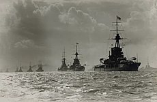 Couraçados da Grande Frota na Primeira Guerra Mundial, com o HMS Iron Duke liderando a formação