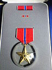 ブロンズスターメダルのセット。略綬と勲章の間にあるのがピンバッジ式略章。