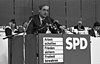 Bundesarchiv B 145 Bild-F062772-0029, Munich, SPD-Parteitag, Schmude.jpg