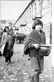 Bundesarchiv Bild 101I-322-2470-35, Russland, Frauen auf Straße.jpg