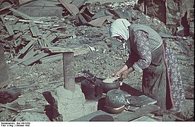 Sovjetisk kvinne lager mat i ødelagt hus Foto: Deutsches Bundesarchiv, Bild 169-0350 / CC-BY-SA 3.0