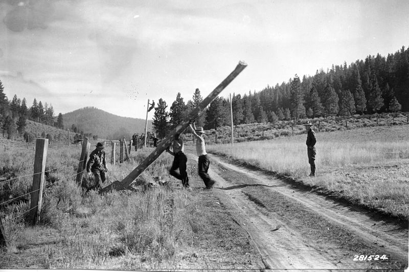 File:CCC crew erecting telephone line, Fremont National Forest, Oregon (3226066059).jpg