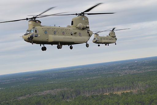 عقد مع بوينغ لشراء 8 مروحيات CH-47F Chinook لصالح السعوديه  512px-CH-47F_multi-ship_131211-Z-WH280-005