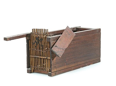 Tập_tin:COLLECTIE_TROPENMUSEUM_Houten_model_van_een_val_voor_het_vangen_van_tijgers_TMnr_A-11170.jpg