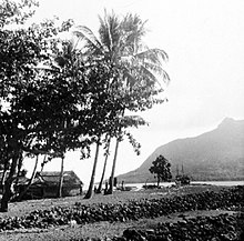 A photo from 1948 COLLECTIE TROPENMUSEUM Hut langs een baai op Poelau Tahoelandang TMnr 10018034.jpg