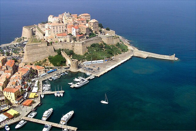 Udsigt fra luften over Calvi.