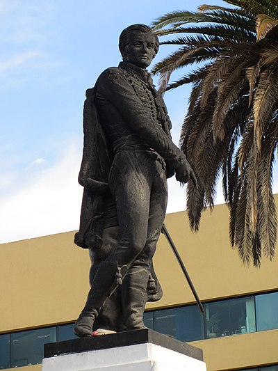 Estatua de José Miguel Carrera frente a la municipalidad.