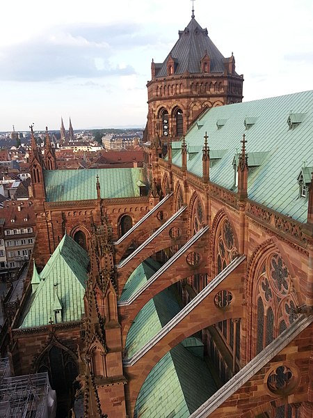 File:Cathédrale de Strasbourg - contreforts de la nef, côté nord - 20160606 194600.jpg