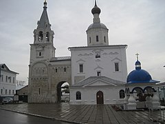 Le château et l'église de la Nativité-de-Notre-Dame (1751), contiguë.