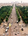 Arc de Triomphe a Champs-Élysées sugárúttal, előtérben a Concorde téri Obeliszk