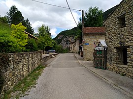 Chastel-Arnaud - Rue principale au Rif-des-Fauries (juin 2021).jpg