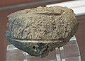 Bulle d'argile ayant servi à sceller un panier contenant des aromates, avec une impression de sceau-cylindre. British Museum.