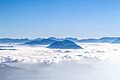 La montagne du Conest dépassant d'une mer de nuages.