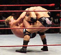 Chris Jericho portant le Codebreaker sur Batista.
