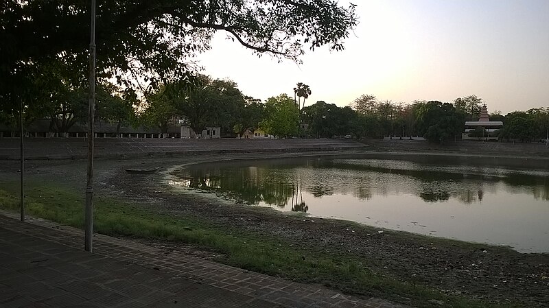 File:Collect-orate Pond, Ara on a May evening.jpg