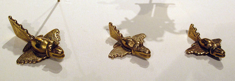 File:Colombia, tolima (attr.), pendenti a forma di pesce volante, X-XV sec, oro a fusione, 02.JPG