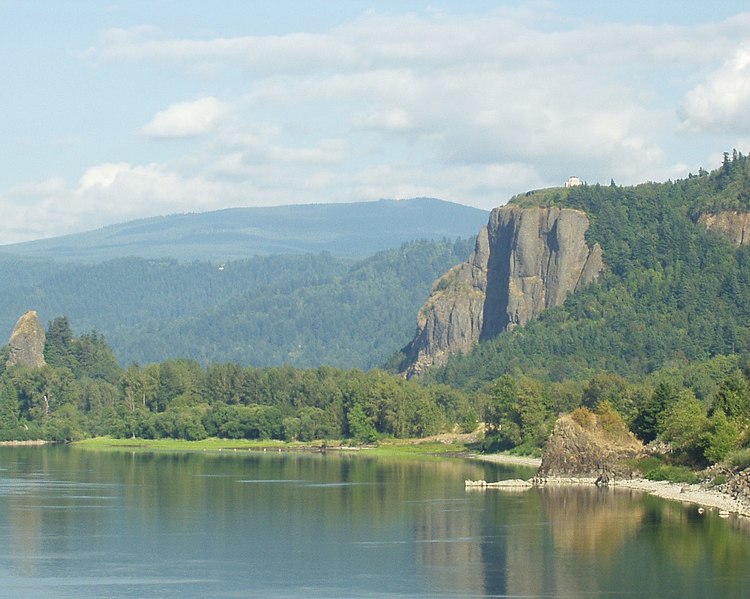 File:Columbia River Gorge Oregon Side (18498075).jpeg