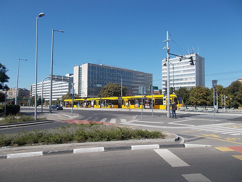 File:Combino, 'Petőfi híd, budai hídfő' tram stop, BUTE E and V2, 2019 Lágymányos.jpg