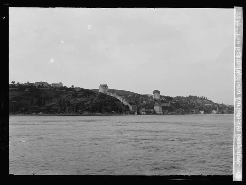 File:Constantinople. The Roumelli Hissar Fort on the Bosphoros LOC matpc.15148.jpg